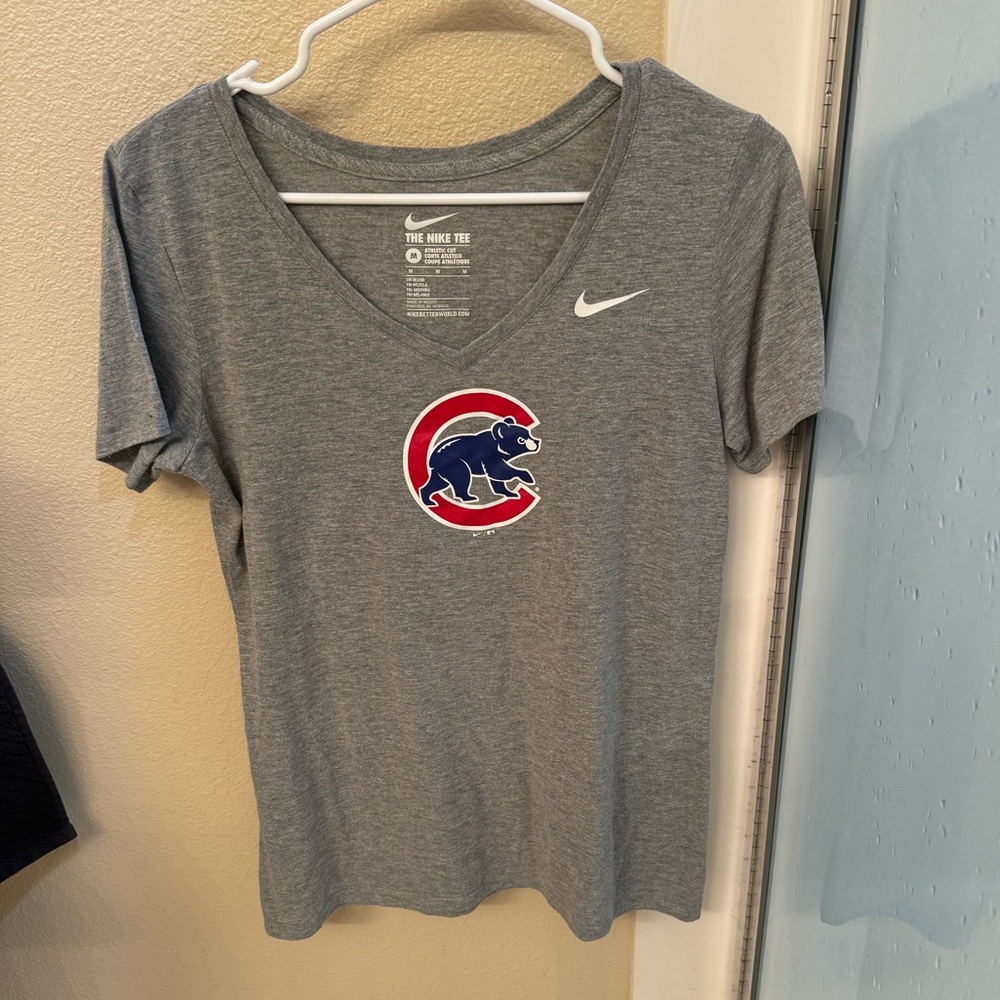 Chicago cubs baseball shirt medium women gray blue red v neck Nike athletic tee